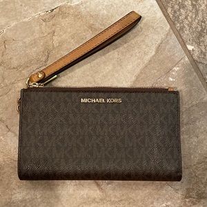 ✨Michael Kors Brown Jet Set Double Zipper Wristlet